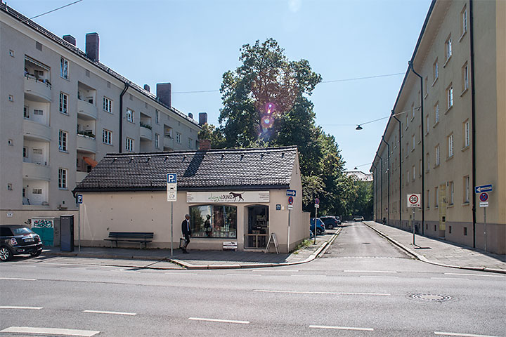 Pavillonbau mit Ladengeschäft gegenüber der Einmündung der Nodungstraße an der Südseite der Wendl-Dietrich-Straße.