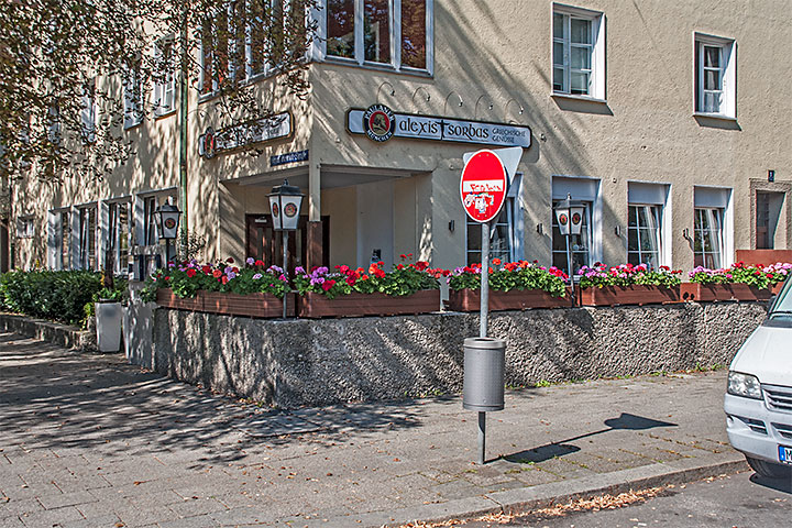 An der Ecke Wendl-Dietrich-Sta�e - Winthirplatz wird der Gebäuderiegel entlang der Wendl-Dietrich-Straße nach Norden ums Eck geführt. Hier findet sich eines der drei verbliebenen Restaurants.