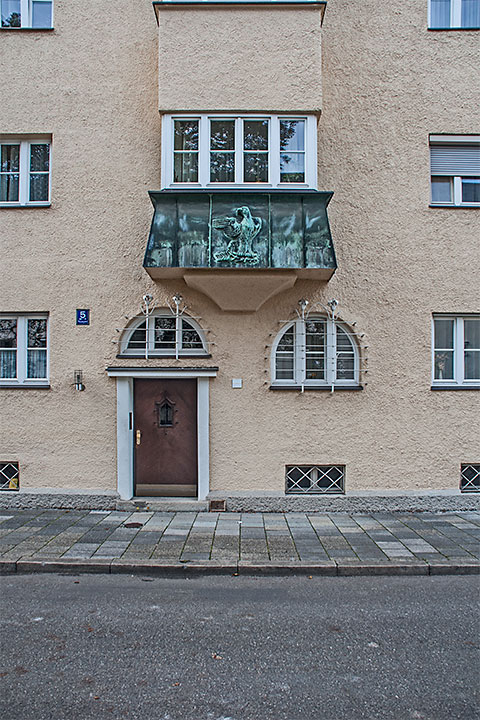 Hauseingang und Ziererker mit Bronzerelief in der W�lsungenstraße.
