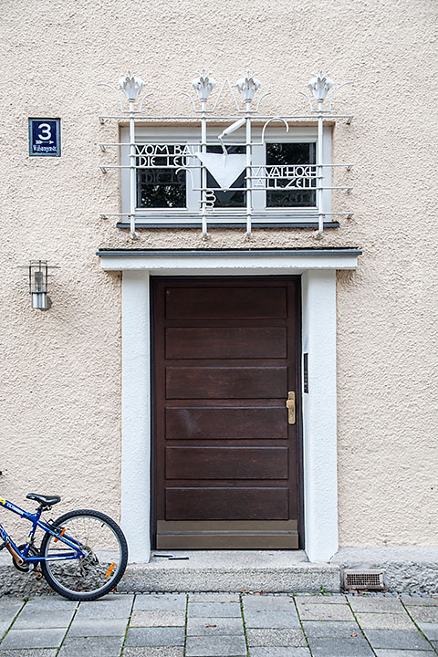 Ein anderer Hauseingang in der W�lsungenstraße mit einem schmiedeeisernen Ziergitter vor dem Oberlicht.