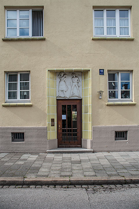 Hauseingang, mit Keramikfliesen gefasst und mit einem Relief über der Haust�re, in der Balmungstraße.