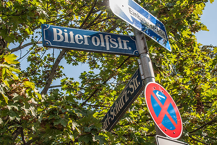 Mit Ausnahme der Renatastraße m�nden alle Straßen, die im Osten eines der Apostelblöcke liegen, Südlich in die Karl-Schurz-Straße.