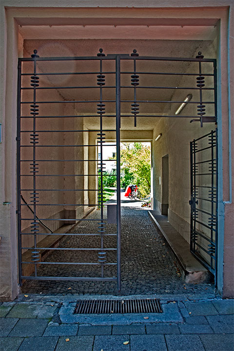 Tordurchfahrt an einem Haus am Sch�ringerplatz. Ein schmiedeeisernes Art-Deco-Torgitter verschließt die Einfahrt.