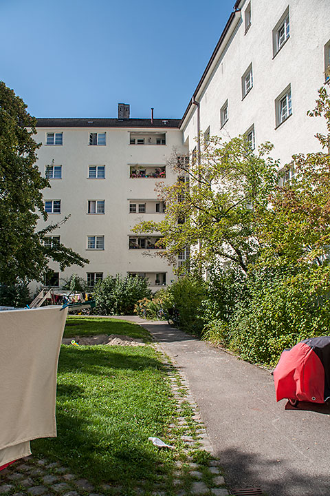 Blick in den Innenhof des Blocks westlich des Sch�ringerplatzes. Hier haben nur die Ost-West-orientierten Wohnungen Loggien.