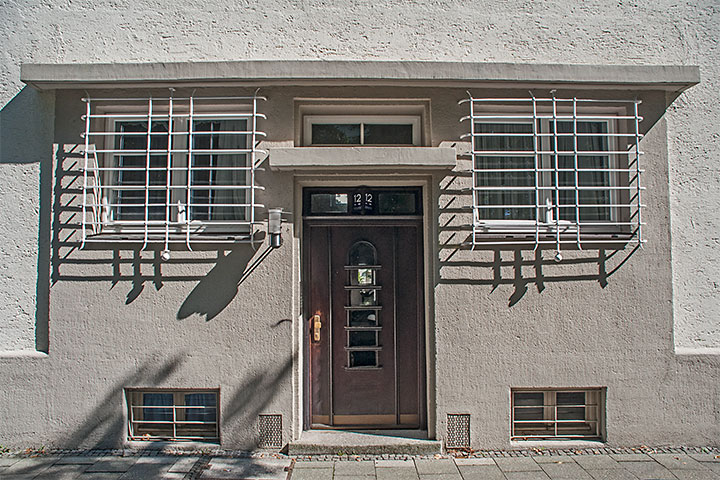 Die Hauseingänge variieren in der Ausführung und Gestaltung auch bei diesen Gebäuden. Hier das Beispiel eines Eingangs auf der Ostseite des Sch�ringerplatzes.