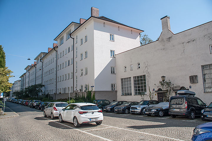 Entlang der Straße 'Zum Künstlerhof' steht auf der Süd- und der Nordseite die gleiche vier- und fünfgeschossige Bebauung mit Ateliers wie an der Schluderstraße.