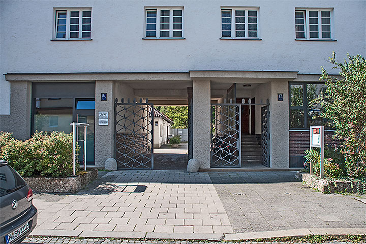 Im Haus an der Südwestecke der Einm�ndung der Straße 'Zum Künstlerhof' in die Stupfstraße f�hren eine Durchfahrt und ein Durchgang, jeweils versehen mit einem Art-Deco-Torgitter, zum Innenhof dahinter.