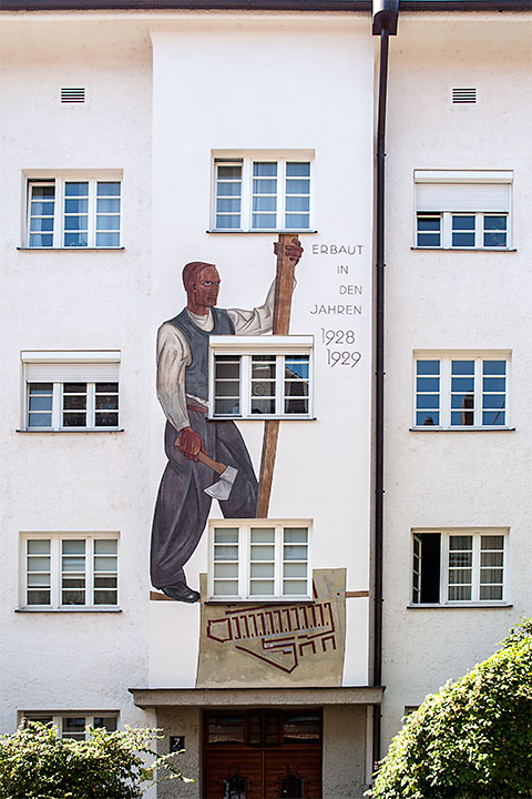 Der fünfte, Südliche Ziererker tr�gt die Inschrift 'Erbaut in den Jahren 1928 1929' und zeigt einen über-lebensgro�en Arbeiter und den Siedlungsplan von Bauabschnitt Süd.