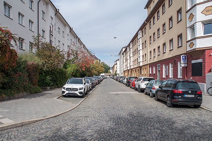Die Stupfstraße, kurz vor der Einm�ndung in die Arnulfstraße, Blick nach Norden: rechts der zum Teil �ltere Baubestand der Umgebung, links die Bauten von Bauabschnitt Süd.