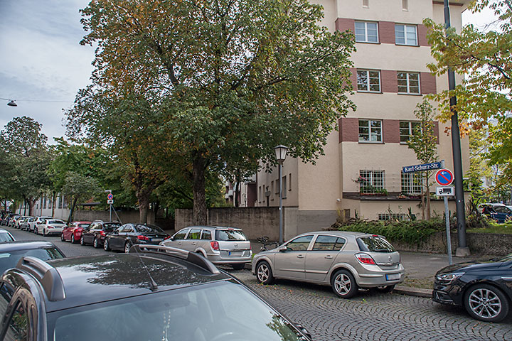Das westliche Ende des Gebäuderiegels an der Arnulfstraße, am Amerikanerblock, von der Einm�ndung der Karl-Schurz-Straße in die Arnulfstraße aus gesehen.