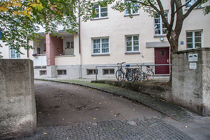 Ein Ausschnitt der Nordfassade der Bebauung an der Arnulfstraße zeigt die auch für dieses Bauteil typischen Loggien. - Vergleicht man die Straßenansicht mit der Hofansicht, so wirkt die Hoffassade leichter und moderner.