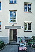 Hofseitiger Eingang eines der Häuser an der Arnulfstraße.