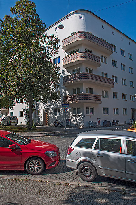 Die Südostecke des Amerikanerblocks mit den typischen ausgerundeten, mit Klinker verkleideten Balkonen. Standort der Aufnahme ist die Einm�ndung der Gotelindenstraße in die Karl-Schurz-Straße.