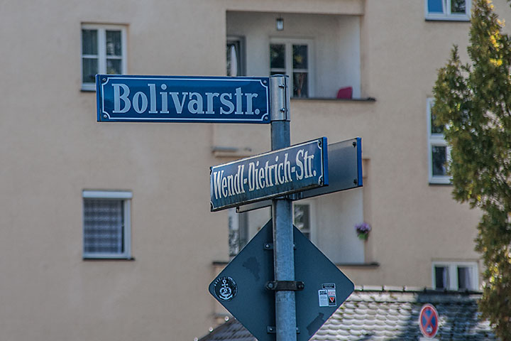 Die Bolivarstraße ist die östliche Grenze von Bauabschnitt Nord/West. Hier an der Einm�ndung in die Wendl-Dietrich-Straße ergibt sich ein Ausblick auf die Gebäude von Bauabschnitt Süd.