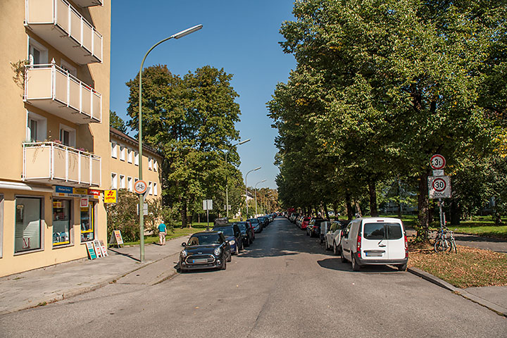 Blick vom Steubenplatz in die Washingtonstraße nach Norden. Auch in dieser Ansicht verbergen die B�ume die Wohnhäuser von Bauabschnitt Nord/West, auf der rechten Seite.
