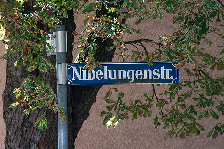 Die Nibelungenstraße bildet die Nordgrenze der gesamten Siedlung Neuhausen.