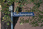 Die Nibelungenstraße bildet die Nordgrenze der gesamten Siedlung.