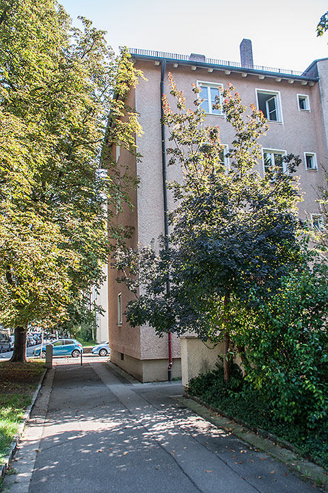 Bauabschnitt Nord hat mehr Baumbestand, ist st�rker von Grün durchzogen als Bauabschnitt Süd. Auch zur Nibelungenstraße hin sorgt ein breiter Grünstreifen für Abstand. Hier grenzt zudem eine Gartenmauer den Innenhof vom Straßenraum ab.