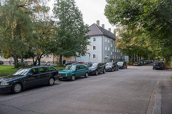 Ab der Hawartstraße nach Westen hin sind dreigeschossige Wohnblöcke den Innenh�fen vorgelagert und grenzen diese zur Nibelungenstraße hin ab.
