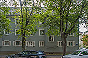 Nordfassade eines der Wohnblöcke an der Nibelungenstraße. Der Zugang zu diesen Häusern erfolgt von Süden vom Wohnhof aus, nicht von der Straße.