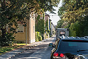 Blick nach Osten in die Ofterdingenstraße, links die Reihe von Wohnblöcken von Bauabschnitt Nord, die mit ihren Stirnseiten angrenzen.