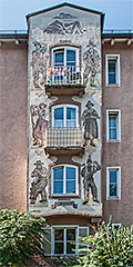 Ziererker mit Fassadenmalereien an der Nodungstraße. Die Malereien zeigen traditionelle bayerische Trachten und Berufe.