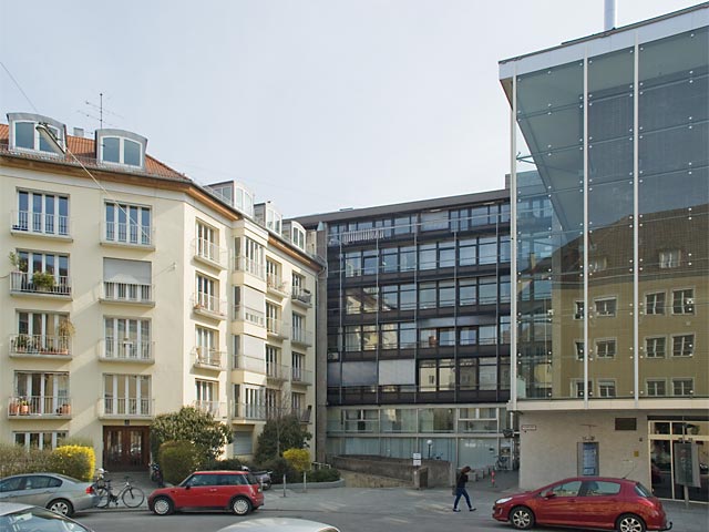 Die Rückfassade (West�fassade) des Wohn- und Gesch�fts�hauses von der Haydn�straße aus gesehen. Rechts das Royal-Kino, links die an�schlie߭ende Wohn�bebauung.
