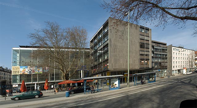 Das Ensemble aus Royal-Kinos (links) und dem Wohn- und Geschäftshaus an der Goethestraße. 