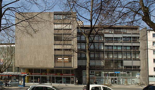 Die Straßenfassade des Wohn- und Gesch�fts�hauses (Ostansicht) von der Goethestraße aus gesehen.