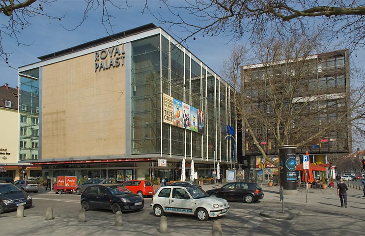 Südfassade des Royal-Filmpalastes mit der beim Umbau 1997/98 hin�zu�gef�gten Verglasung. Rechts das 1971-1973 entstandene, ebenfalls von Sep Ruf geplante Wohn- und Gesch�fts�haus.