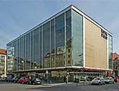 Süd- und West�fassade des Royal-Film�palastes mit der 1997/98 nach�tr�glich als Wetter�schutz hinzu�gef�gten Verglasung.