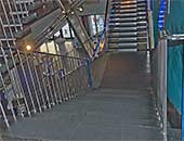 Blick vom zweiten Treppenabsatz auf Treppenl�ufe und Foyer.