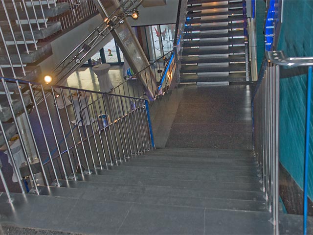 Blick vom zweiten Treppenabsatz auf Treppenl�ufe und Foyer.