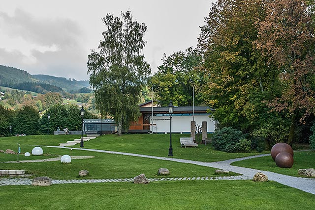 Ansicht der Gesamtanlage des Museums im Kurpark von Westen (vom See aus).