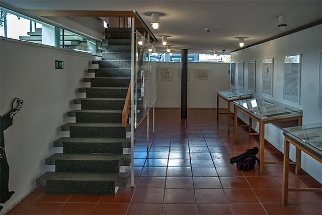 Olaf-Gulbransson-Museum in Tegernsee: Ausstellungsraum mit Treppe im Untergeschoss des Pavillons.