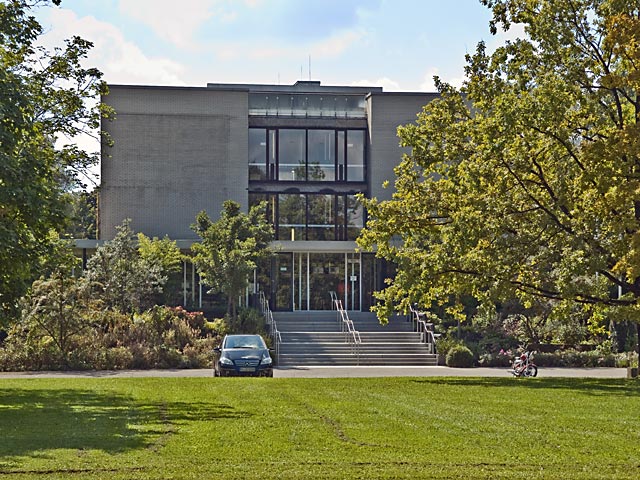Nordfassade des Hauptbaus mit Eingang auf den Gel�nde des Max-Planck-Instituts für Physik und Astropyhsik.