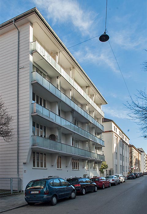 Blick in die Heßstraße, München-Maxvorstadt, mit der Südfassade des Wohnhauses Hausnummer 28.