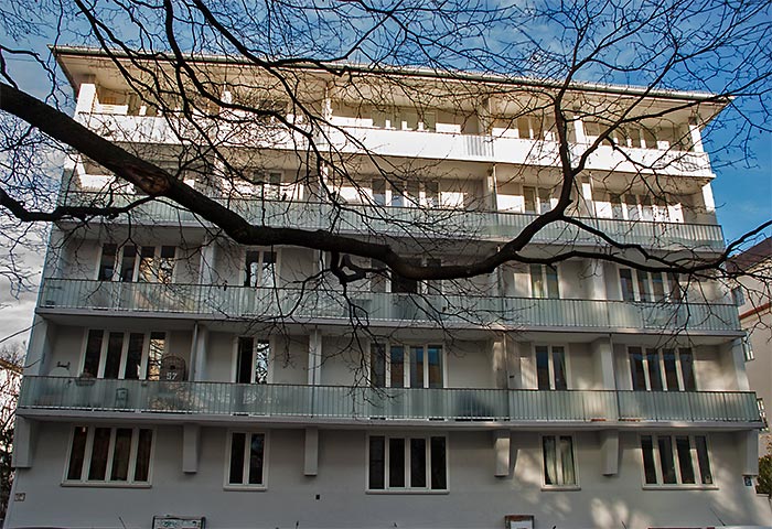 Die Südfassade des Wohnhauses, von der Heßstraße aus gesehen.