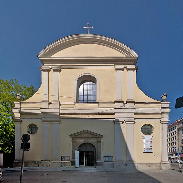 Ehem. Karmelitenkirche St. Nikolaus, Fassade von Osten, Eingang zum Langhaus (heute Ausstellungssaal) aus der Karmeliterstraße.