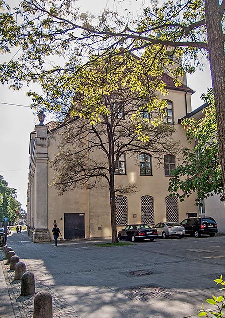 Ehem. Karmelitenkirche St. Nikolaus, Fassade von Westen, in der Straßenflucht der Pacellistraße.