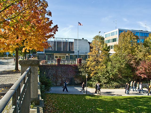 Das Amerikanische Konsulat in München vom Haus der Kunst aus - im Hintergrund die von Sep Ruf gestaltete Brandwand