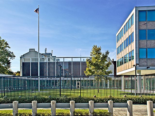 Konsulatsgebäude, im Hintergrund die von Sep Ruf gestaltete Brandwand.