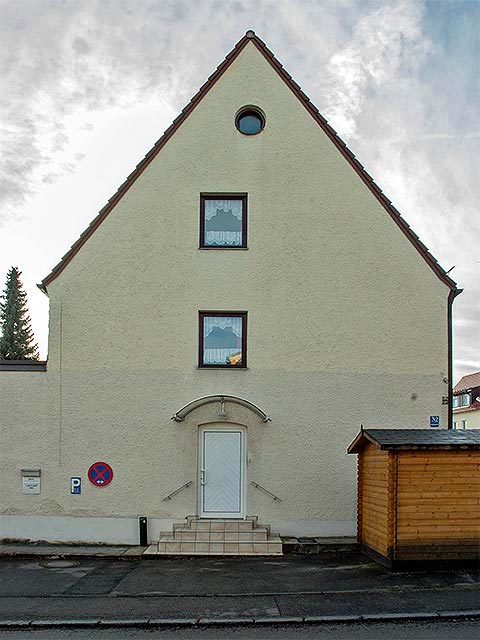 Das Geschäftshaus Mächtlinger, Ansicht von Norden: typisch für Sep Rufs frühe Bauten: das Rundfenster im Giebeldreieck