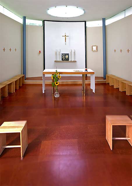 Der Andachtsraum der Kapelle des Marienheimes mit Oberlicht