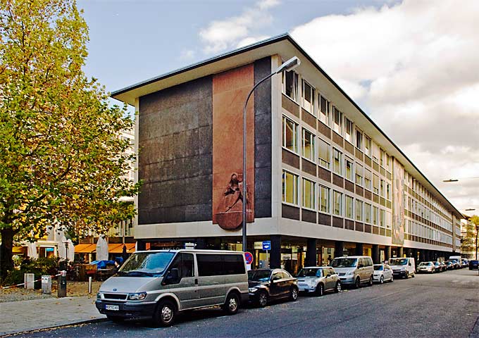 Stirnwand mit Relief des an der Maxburgstraße gelegenen Blocks der Maxburg