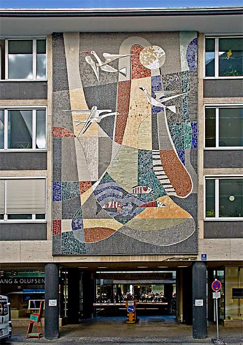 Wandmosaik über der Zufahrt zur Tiefgarage und einem Zugang zum Hof der Maxburg an der Maxburgstraße