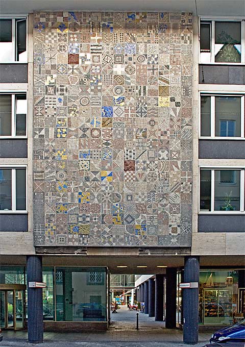 Wandmosaik über dem zweitem Zugang zum Hof der Maxburg an der Maxburgstraße