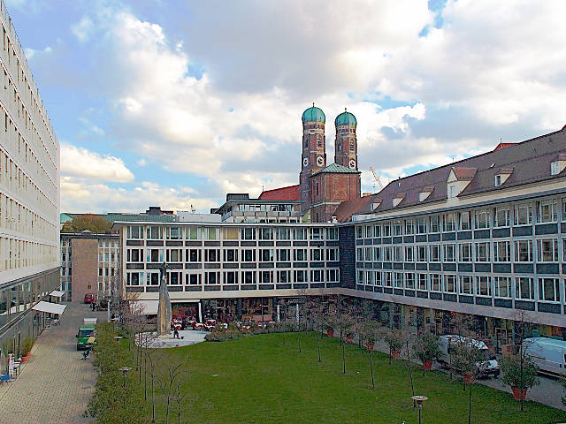 Aus dem 2. Stock des Gerichtgebäudes am Lenbachplatz: Der Innenhof der Maxburg - Blick nach Osten