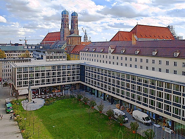 Aus dem 5. Stock des Gerichtgebäudes am Lenbachplatz: Der Innenhof der Maxburg - Blick nach Osten
