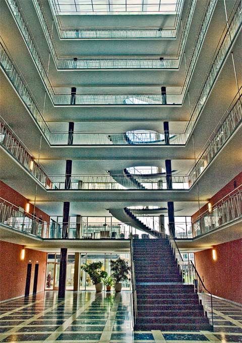 Halle und Treppe des Gerichtgebäudes am Lenbachplatz